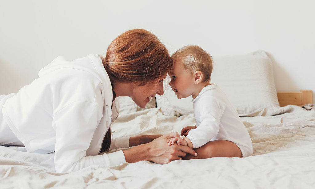 8-month-old baby milestones: Mom and baby in bed